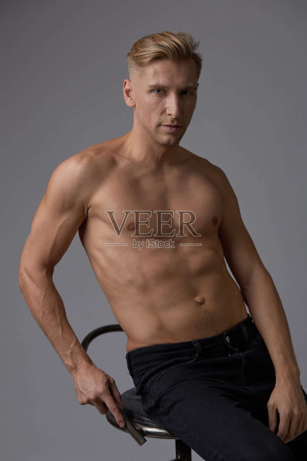 英俊的肌肉年轻人在工作室摆姿势照片摄影图片