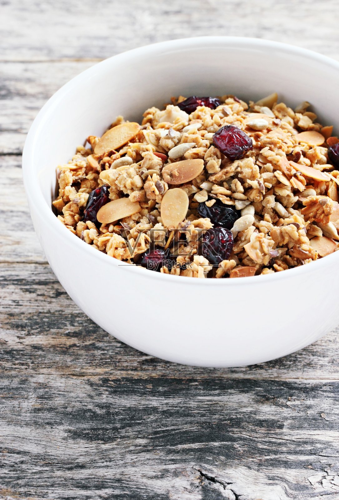 自制格兰诺拉麦片配坚果和蔓越莓干。照片摄影图片