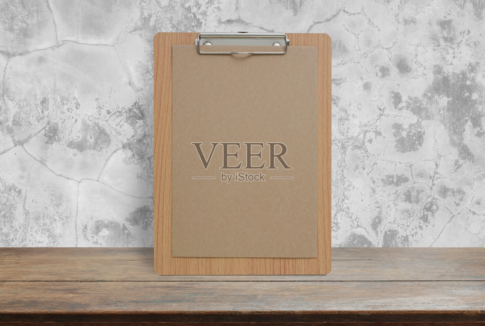 空白的生态纸记事本在灰色的旧混凝土墙木制桌面上，模板模拟添加您的设计。照片摄影图片