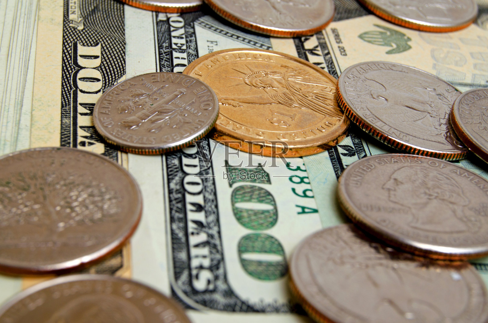 美元硬币和纸币。照片摄影图片
