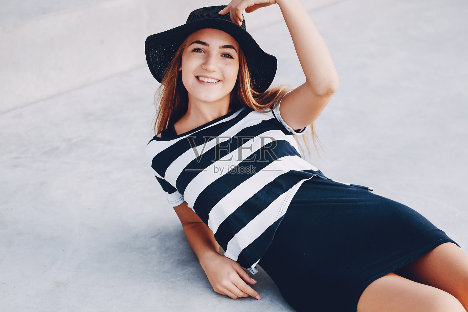 戴帽子的女孩照片摄影图片