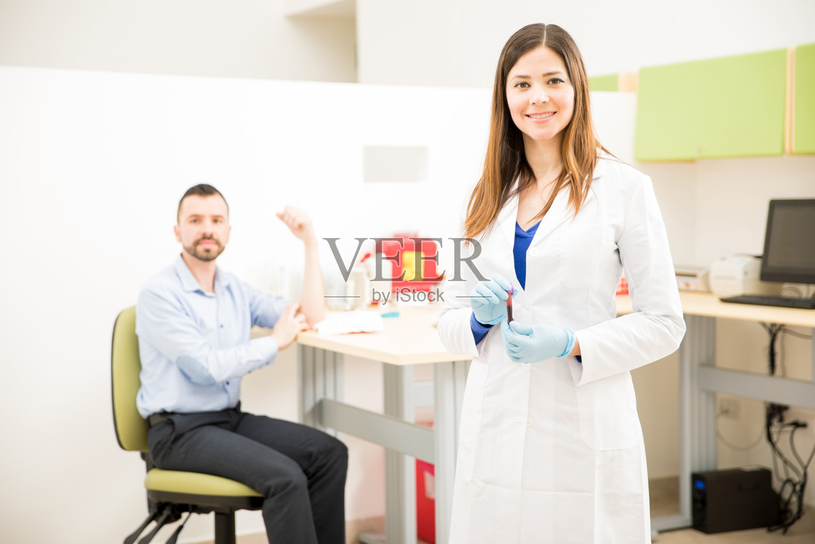 医生拿着病人的血样照片摄影图片