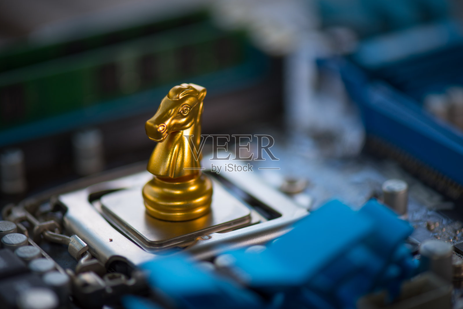 电脑主板上的金棋子。IT战略的概念，决策，技术背景。照片摄影图片