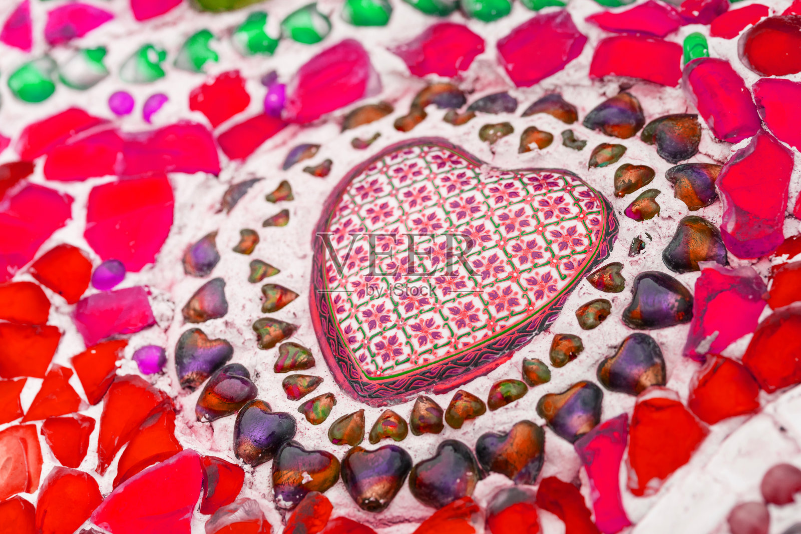 泰国碧差汶府Wat Phasornkaew寺庙五彩瓷器本乍隆墙面的彩色心形图案照片摄影图片