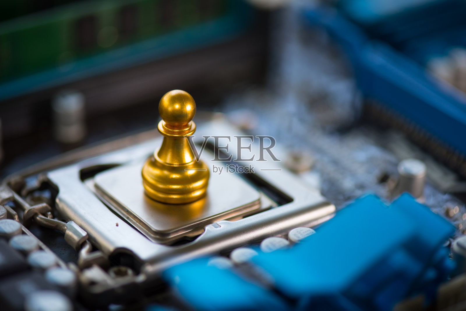 电脑主板上的金棋子。IT战略的概念，决策，技术背景。照片摄影图片
