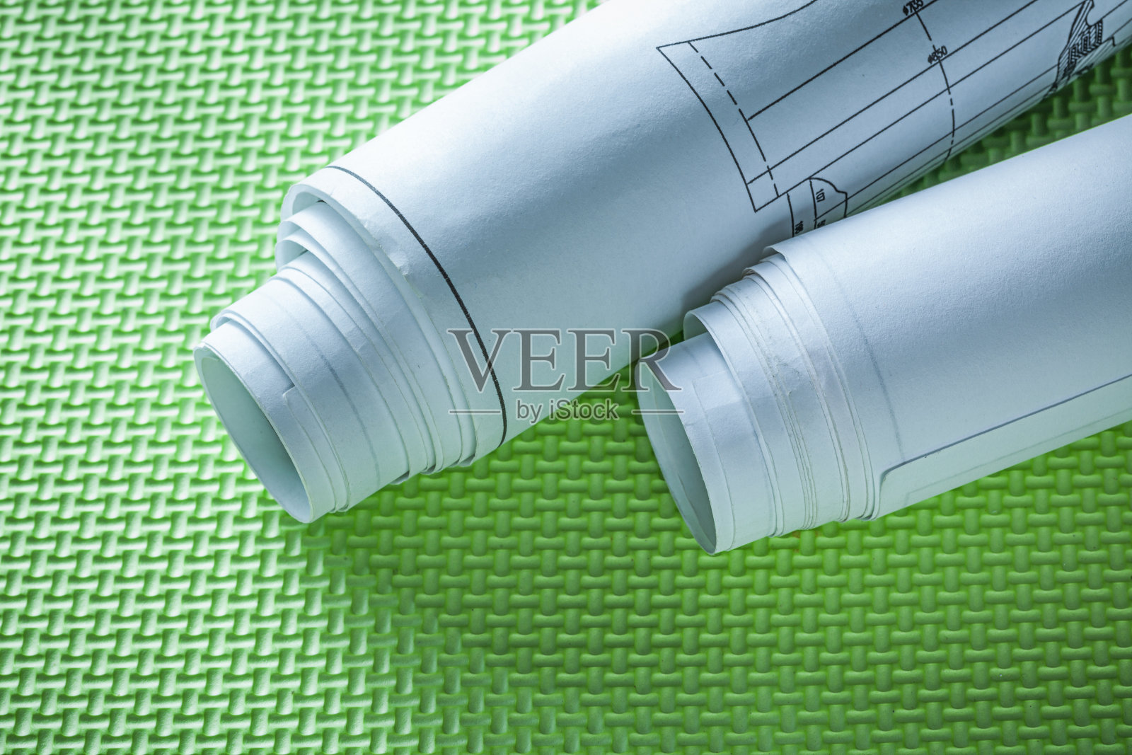 关于绿色背景建筑概念的卷制施工图照片摄影图片