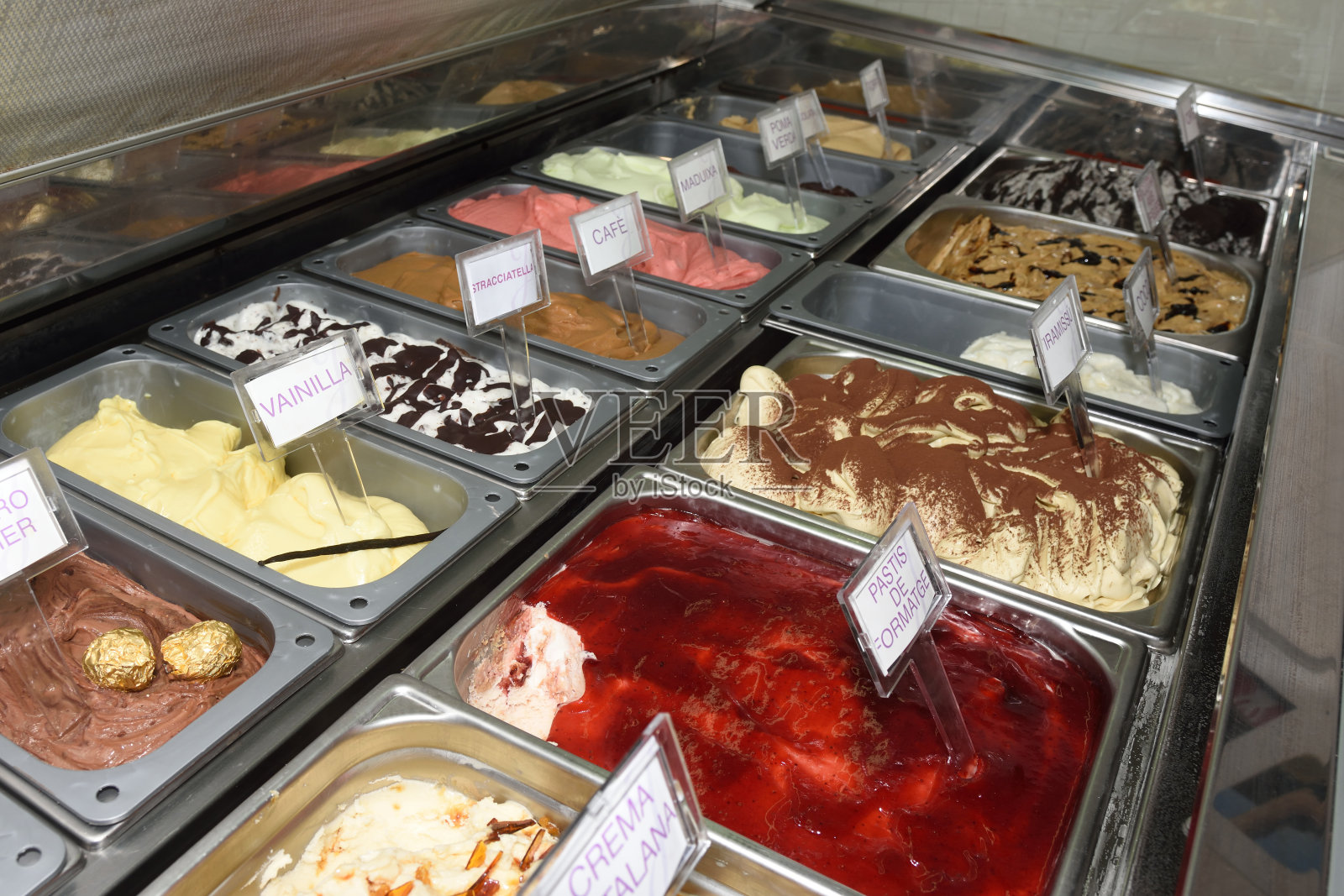 冰箱和冰淇淋照片摄影图片