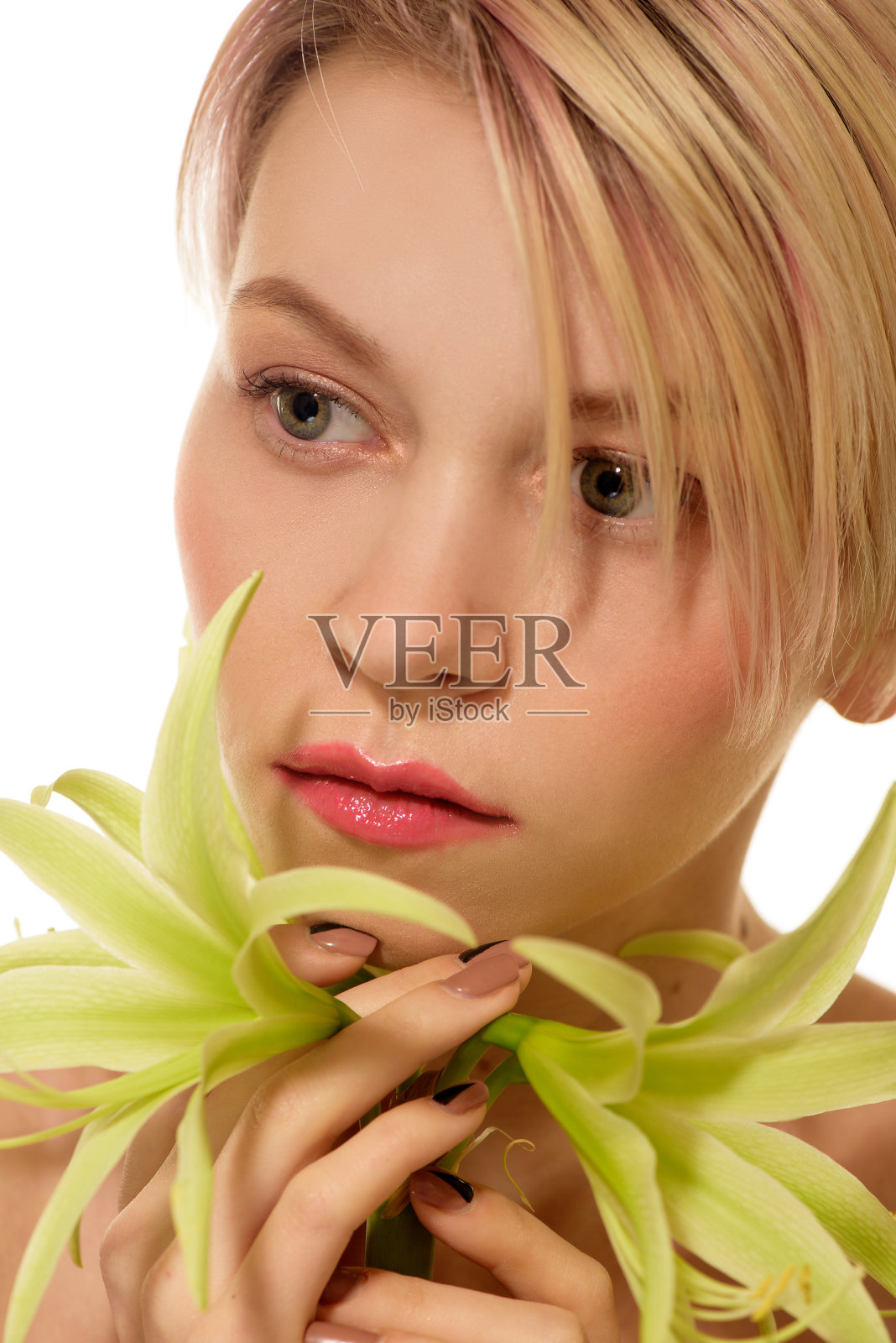 带着花的金发女郎照片摄影图片