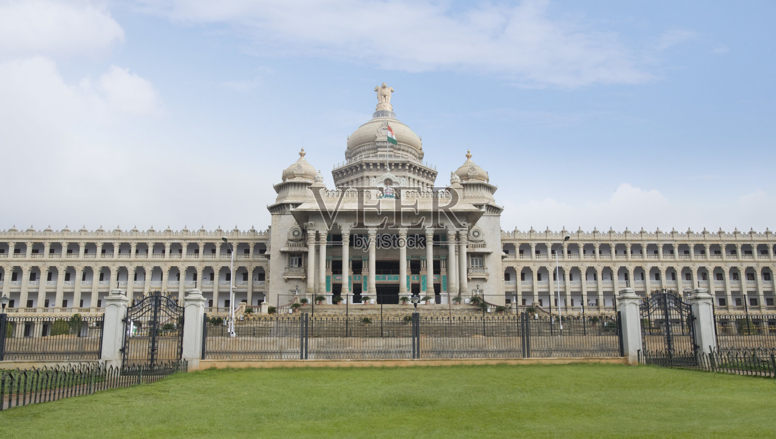 政府大楼的正面照片摄影图片