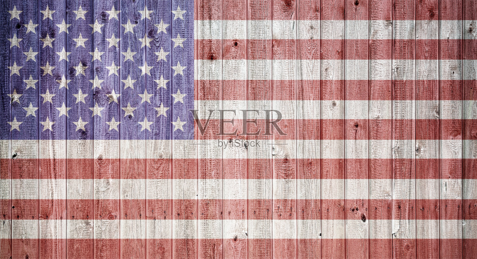 一面美国国旗，背景是磨白的木头照片摄影图片