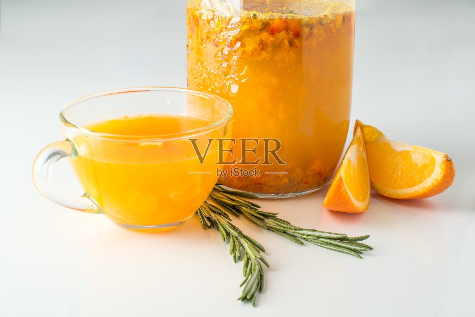 沙棘配橙汁和迷迭香照片摄影图片