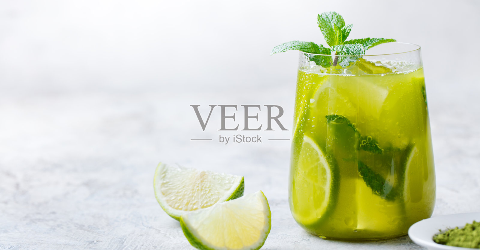 抹茶冰绿茶与青柠和新鲜薄荷在大理石背景。本空间照片摄影图片