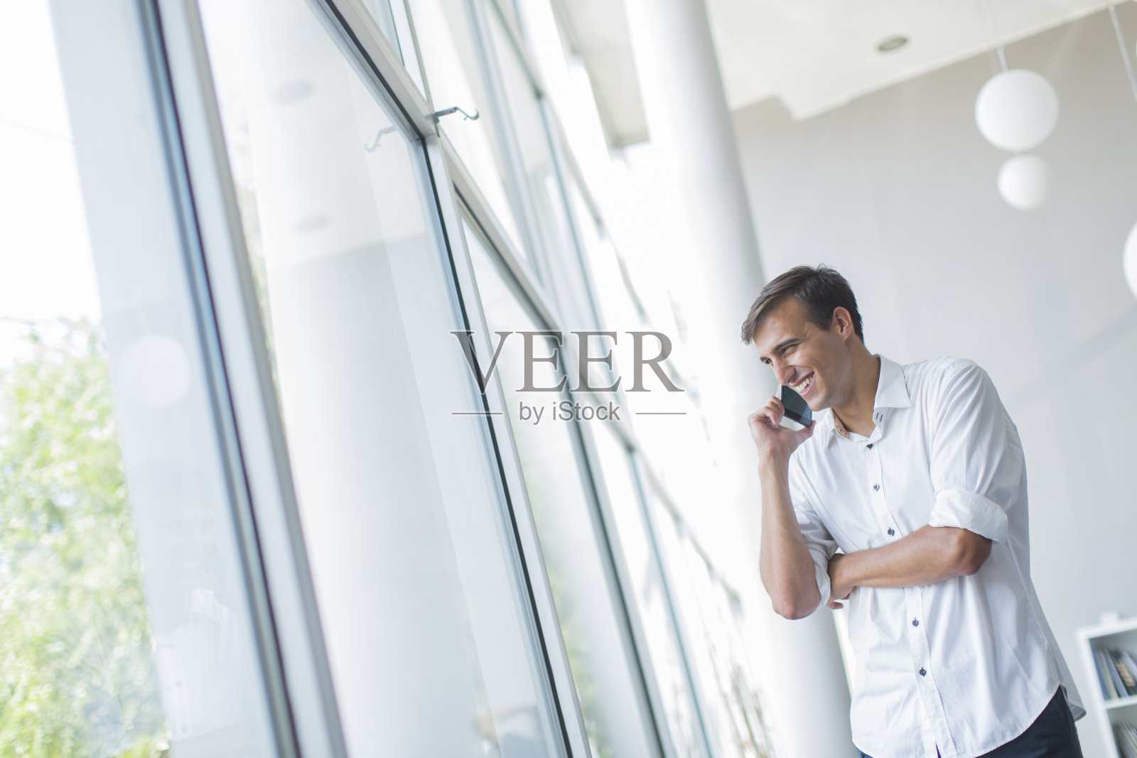 办公室里的年轻人照片摄影图片