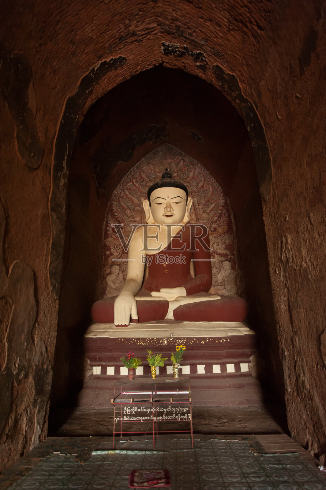 古塔内的佛像照片摄影图片