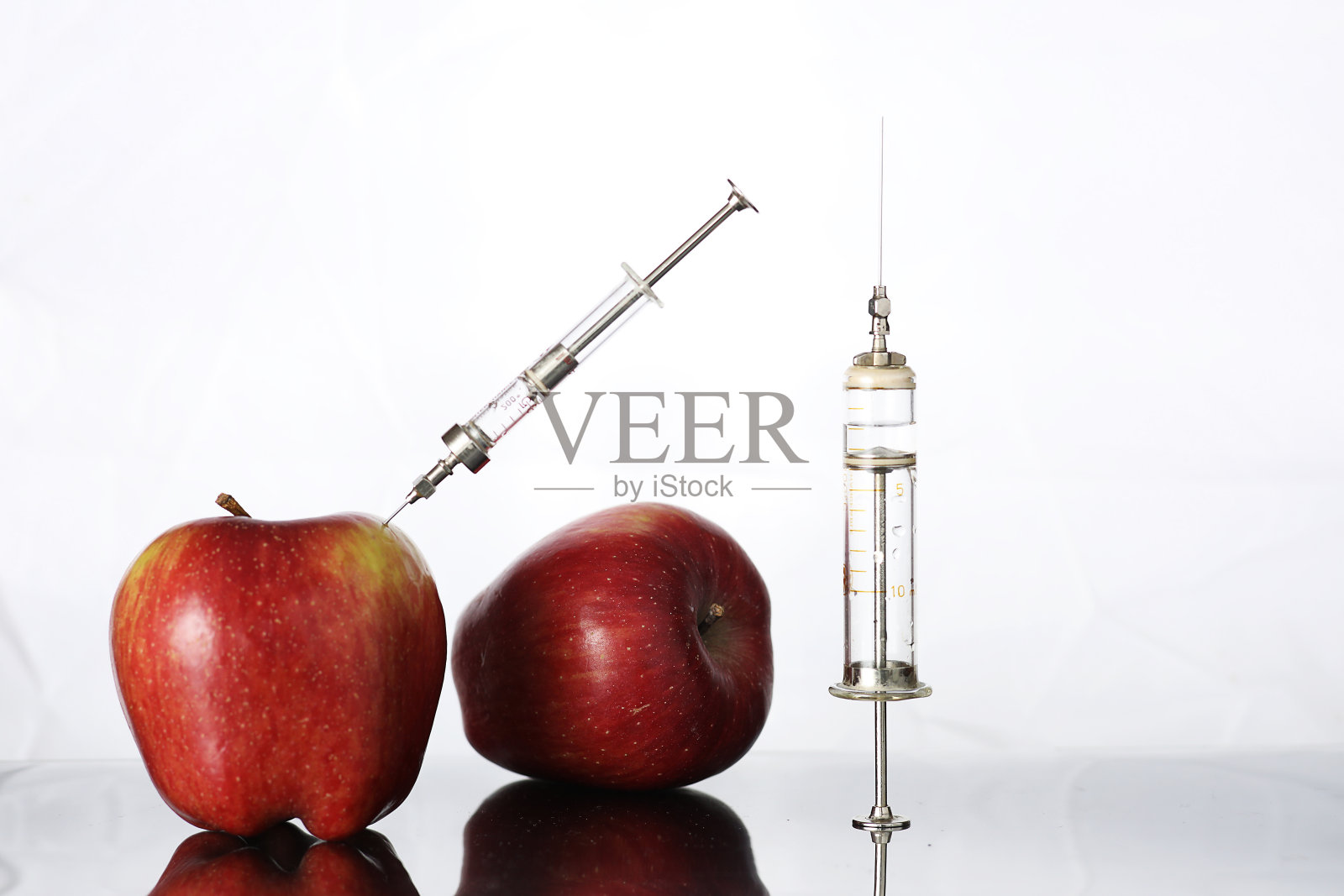 转基因食品，用化学药剂浇灌的苹果照片摄影图片