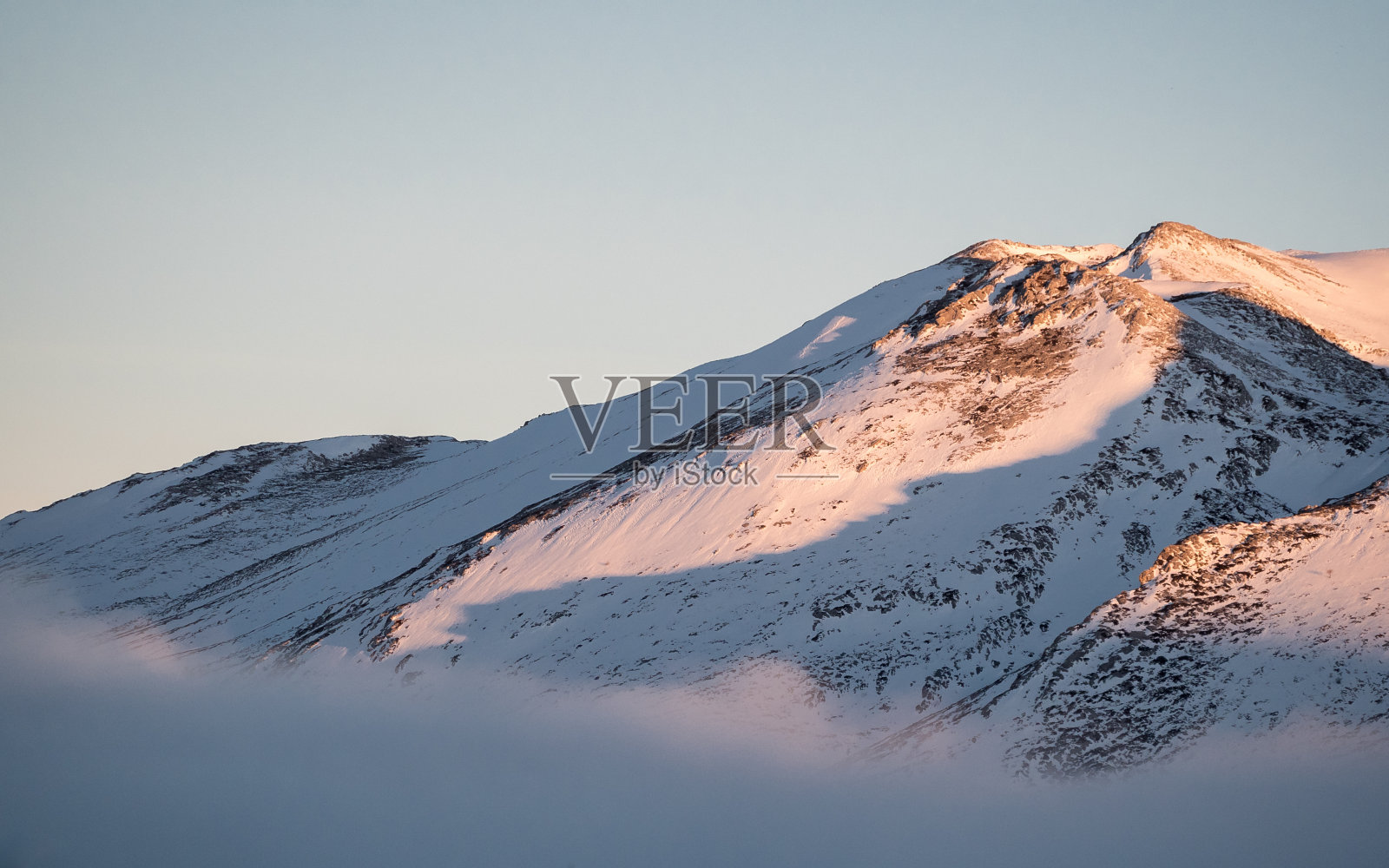 雪山覆雾照片摄影图片