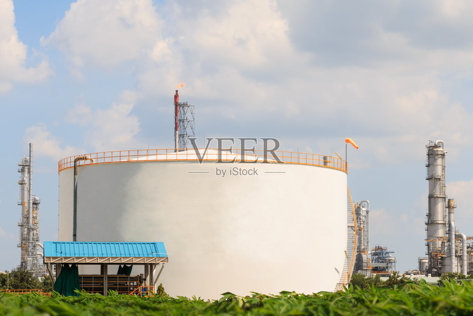 炼油厂内带处理池的大型工业油罐照片摄影图片