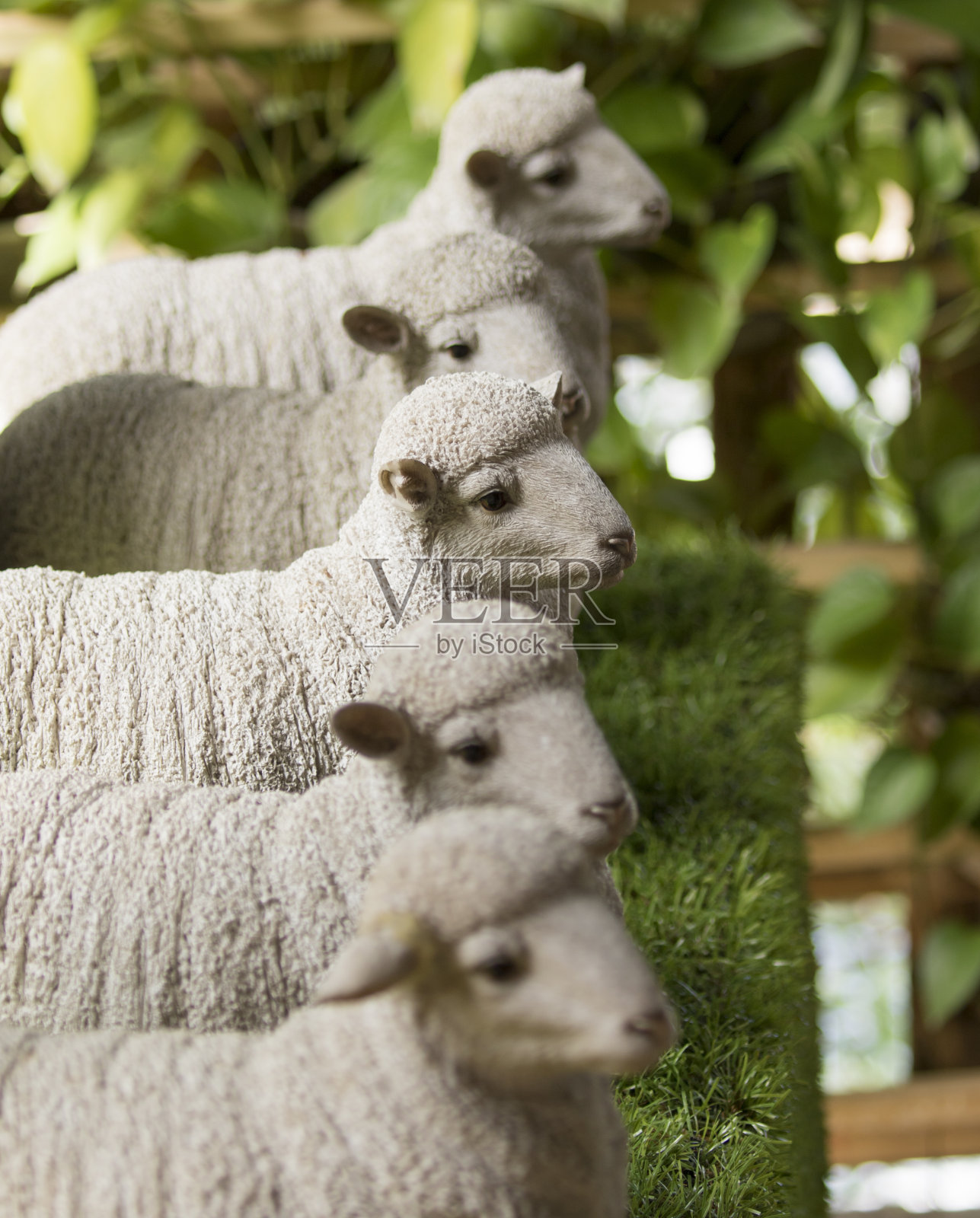 在自然背景上的绵羊雕像的图像。照片摄影图片
