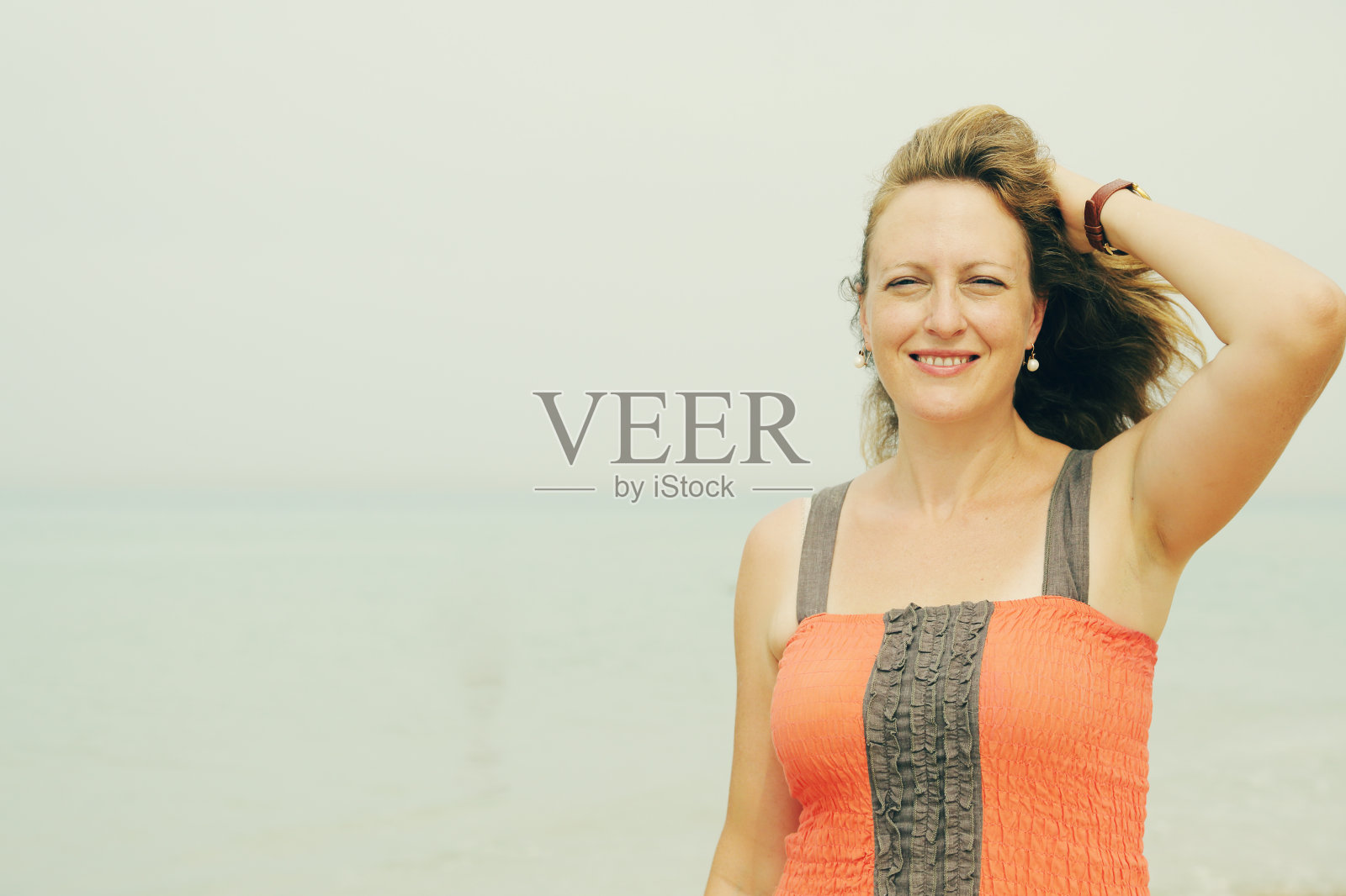 美丽的女人站在海滩上照片摄影图片