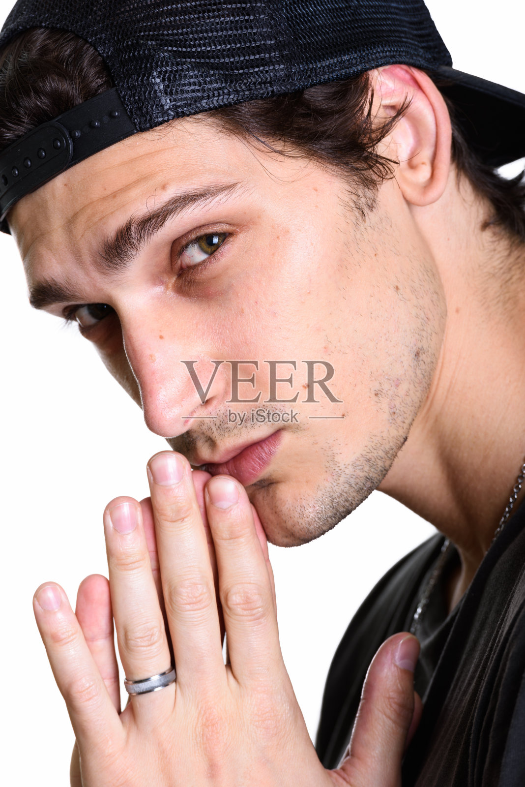 戴着帽子的年轻英俊男子的脸的特写照片摄影图片