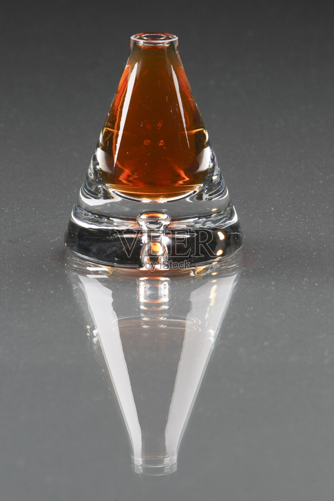 有反射的金字塔形瓶子。照片摄影图片
