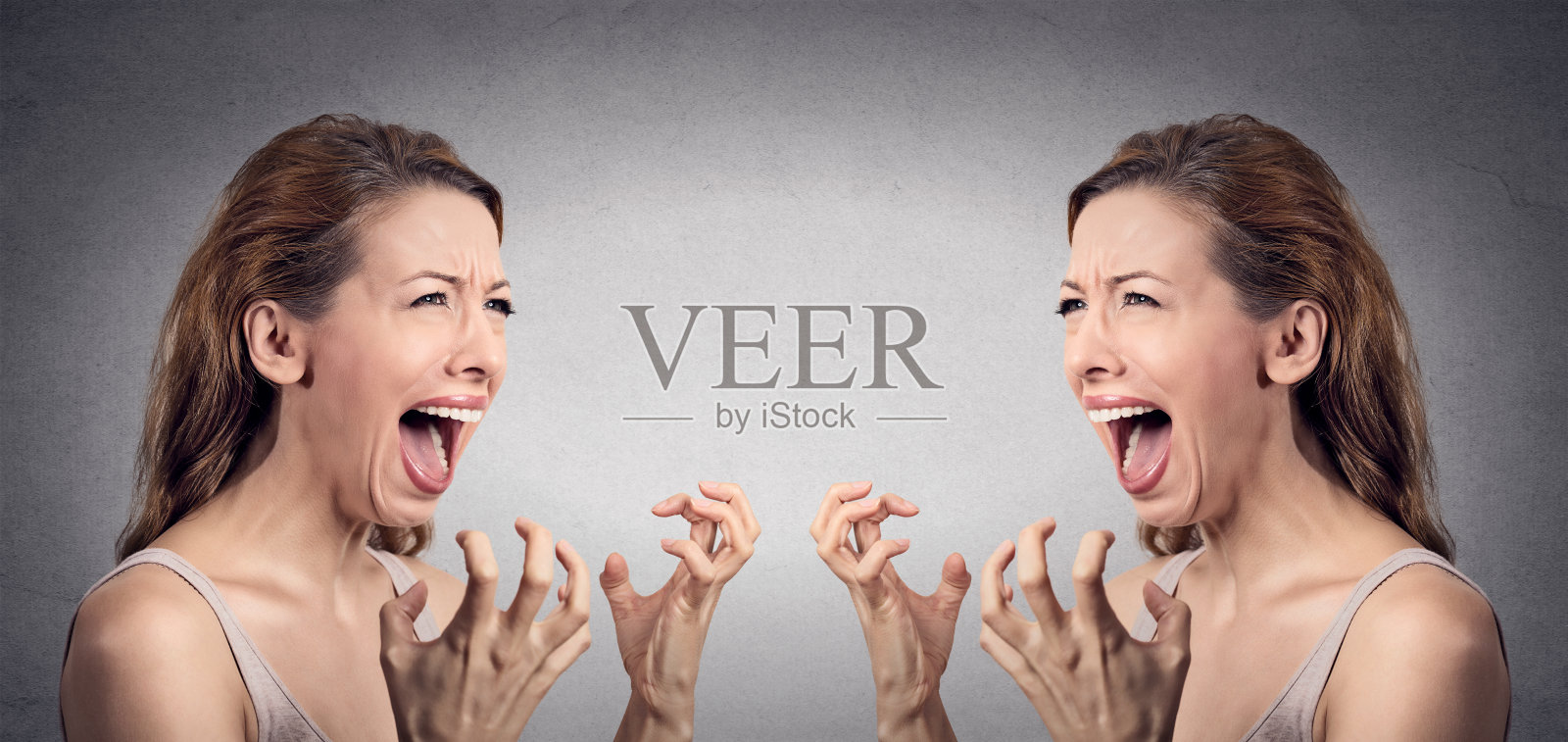 特写肖像愤怒的女人歇斯底里的精神崩溃尖叫，对着镜子里的自己生气照片摄影图片