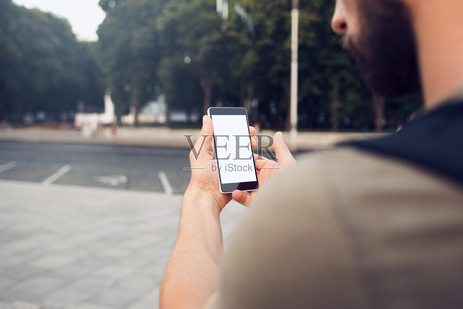 手放在肩膀上的黑屏手机照片摄影图片