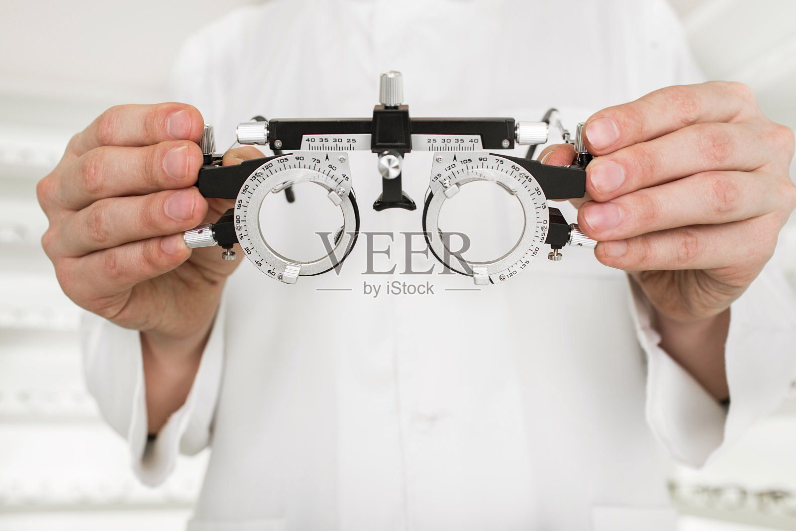 手握验光师试镜架照片摄影图片