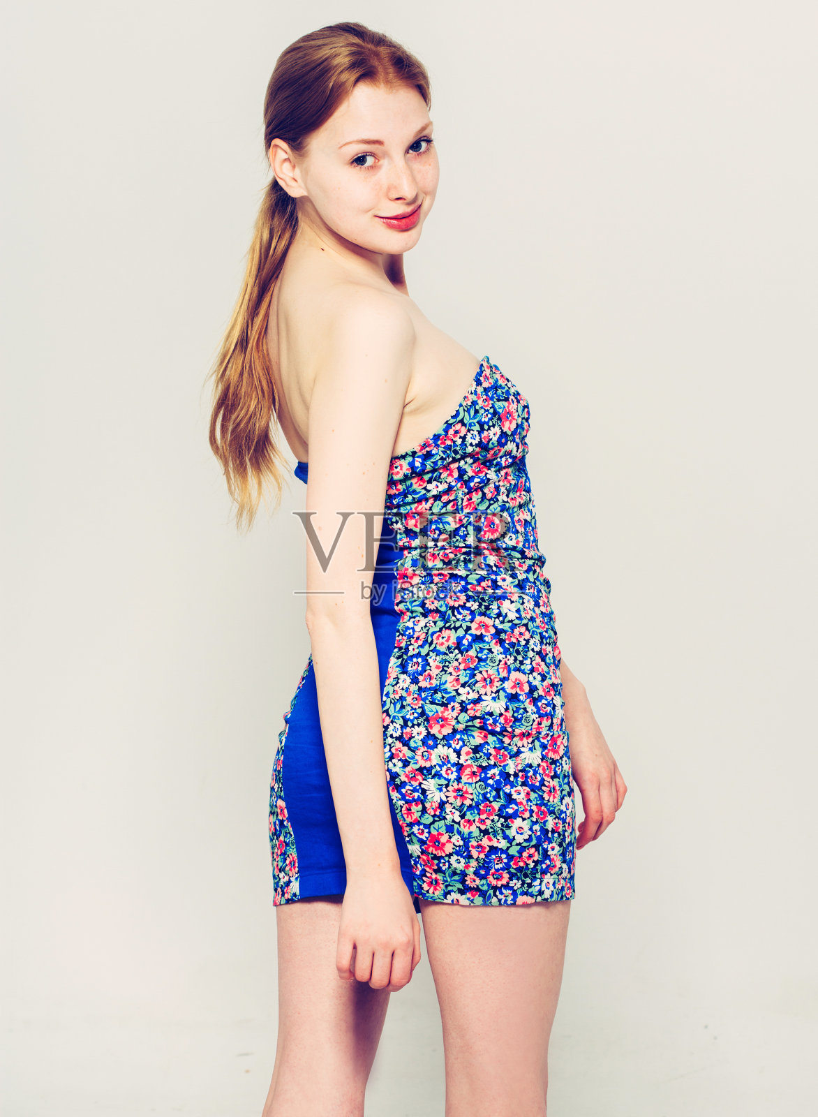 美丽的女人肖像年轻在灰色背景的衣服照片摄影图片