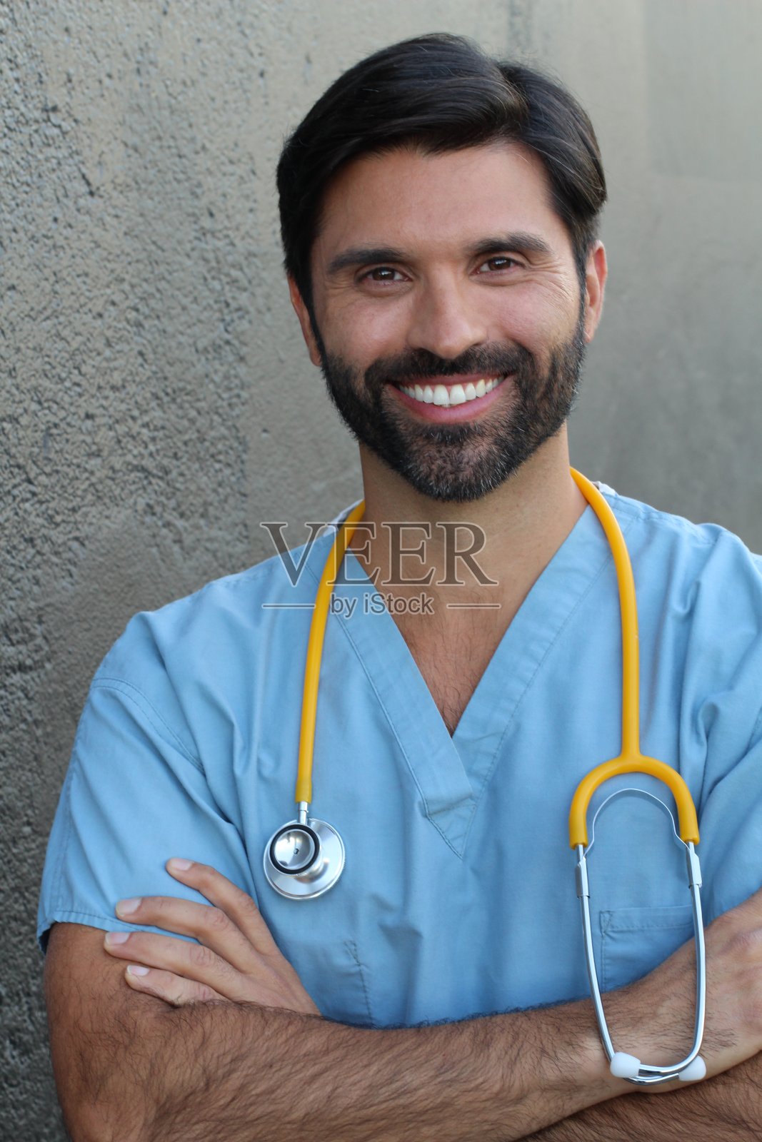 医院里的年轻医生照片摄影图片