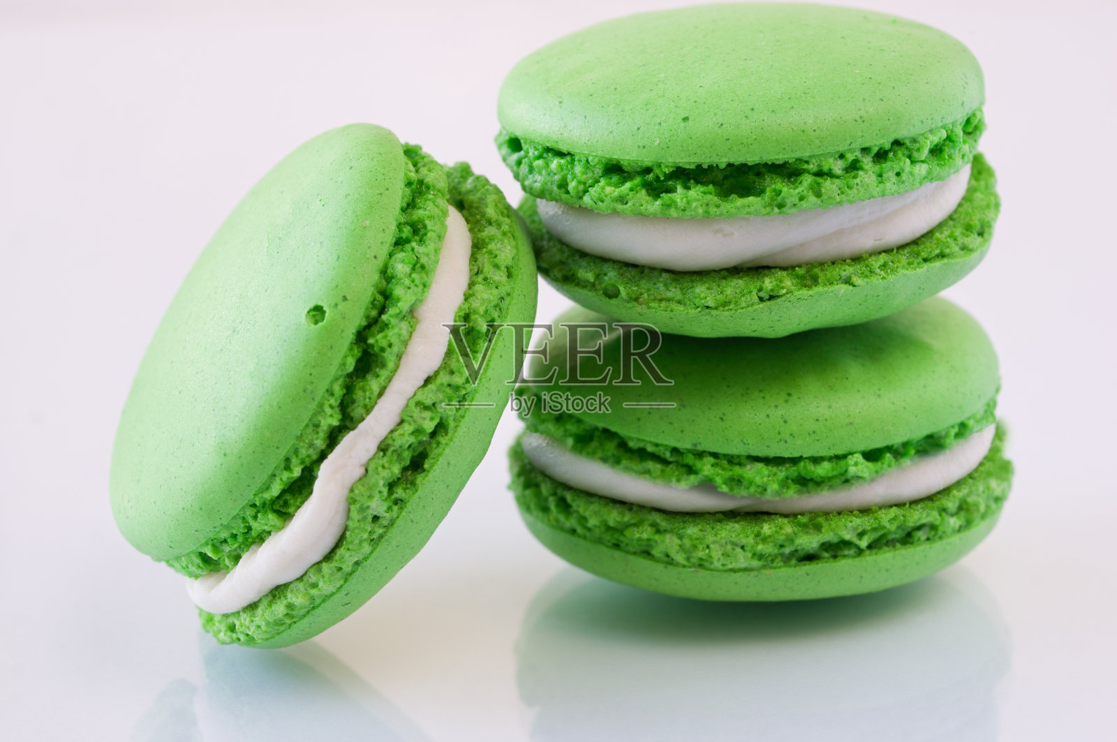 白色背景上的绿色法式马卡龙照片摄影图片