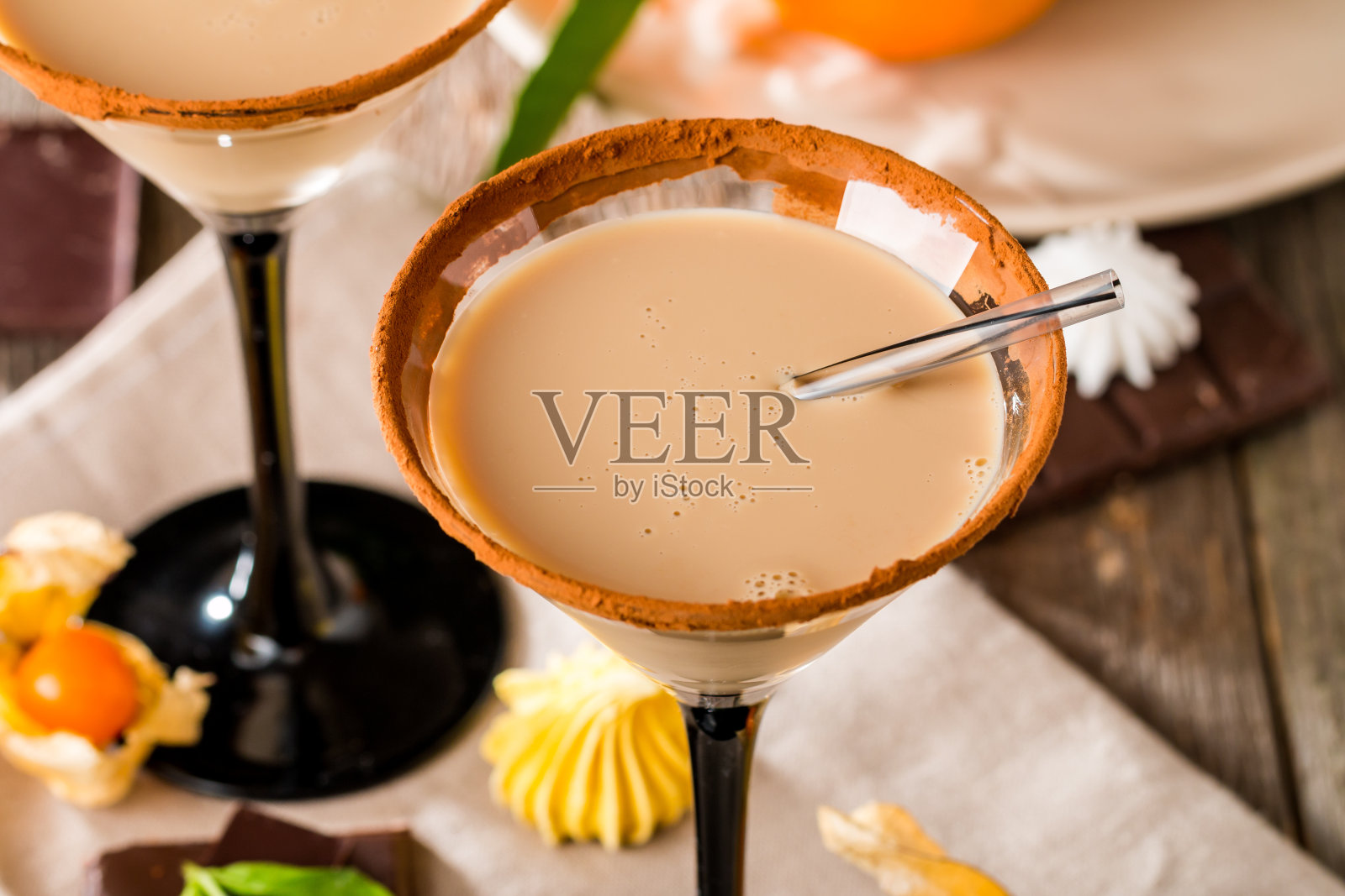 玻璃杯中的爱尔兰奶油利口酒照片摄影图片