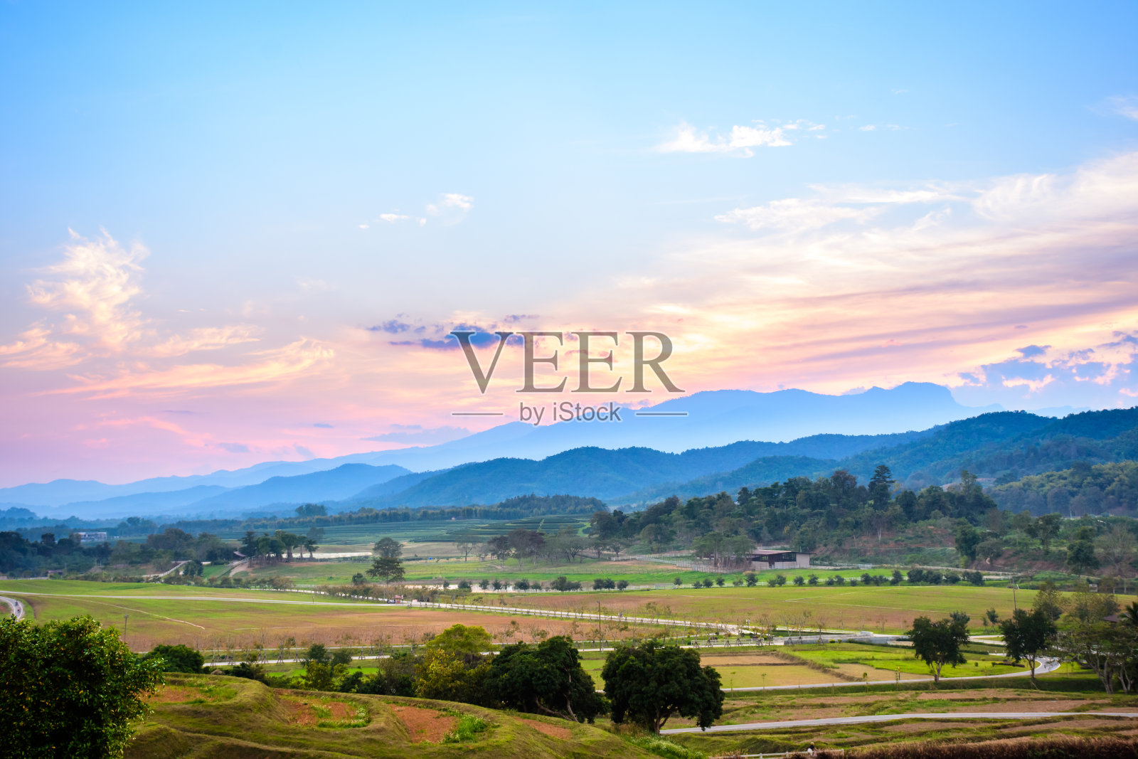 日落天空与云在山景观照片摄影图片
