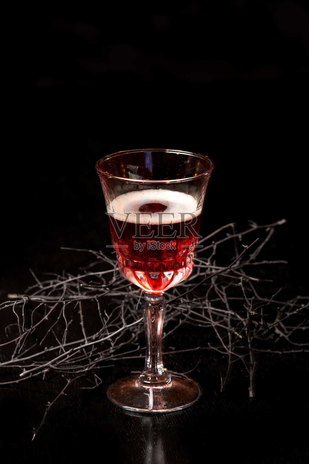 一杯血腥的红莓酒照片摄影图片