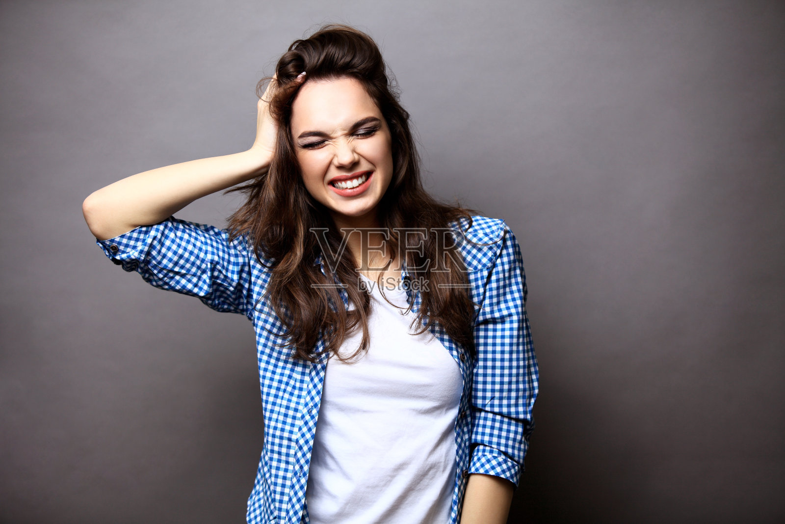 高端时尚外观。魅力时尚美丽的年轻女子模特照片摄影图片