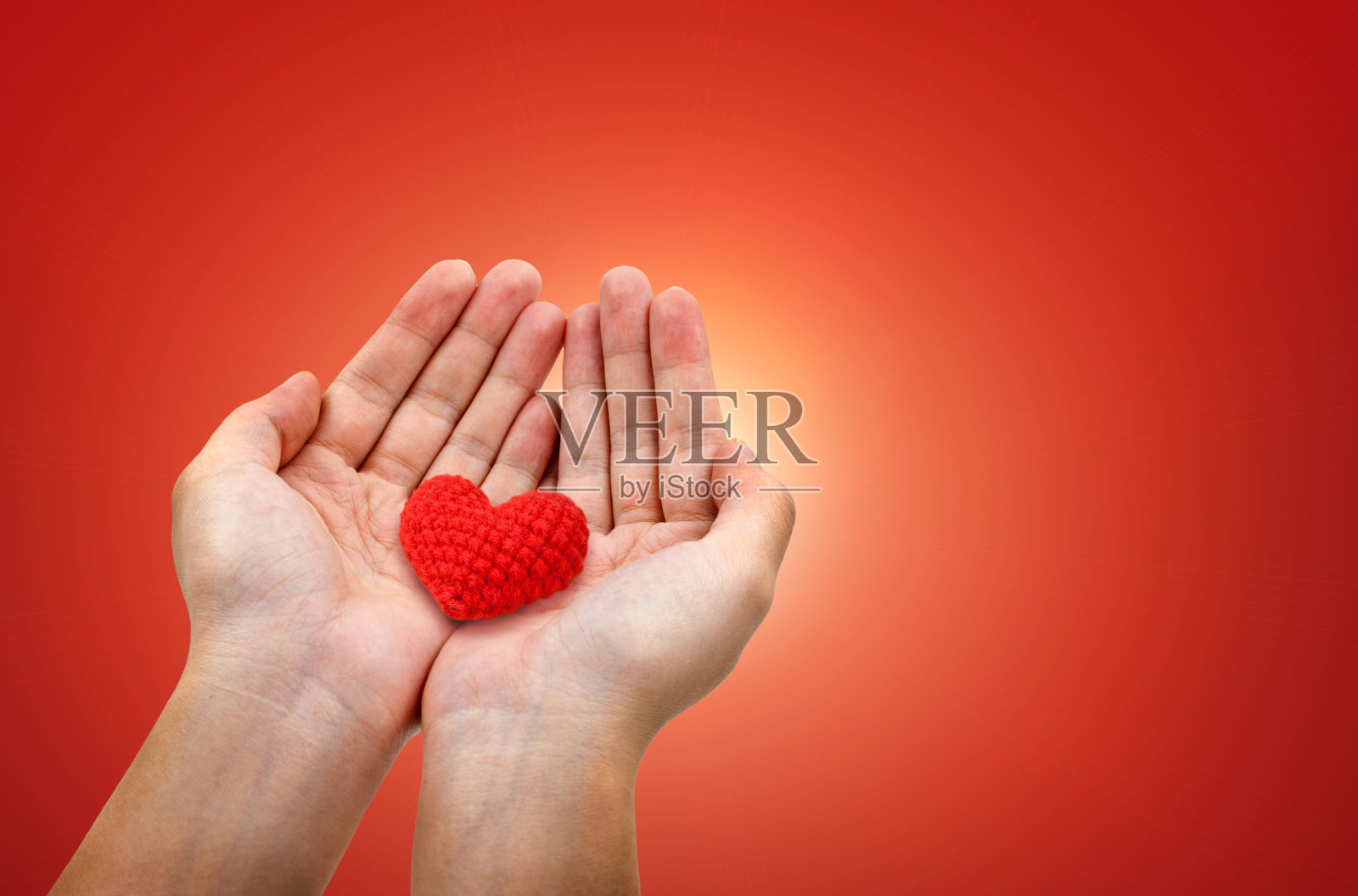 手握红心照片摄影图片
