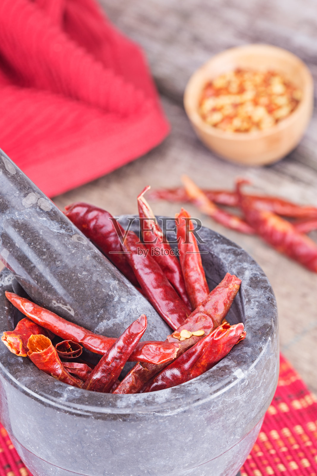 用研钵和杵捣干辣椒照片摄影图片