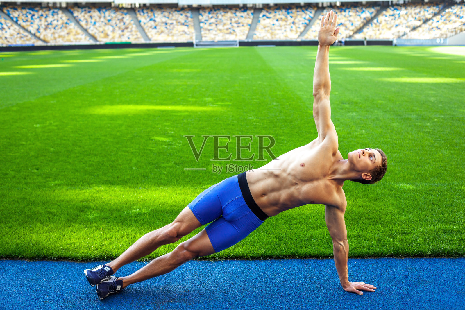 青年运动员在大型现代化体育场里照片摄影图片