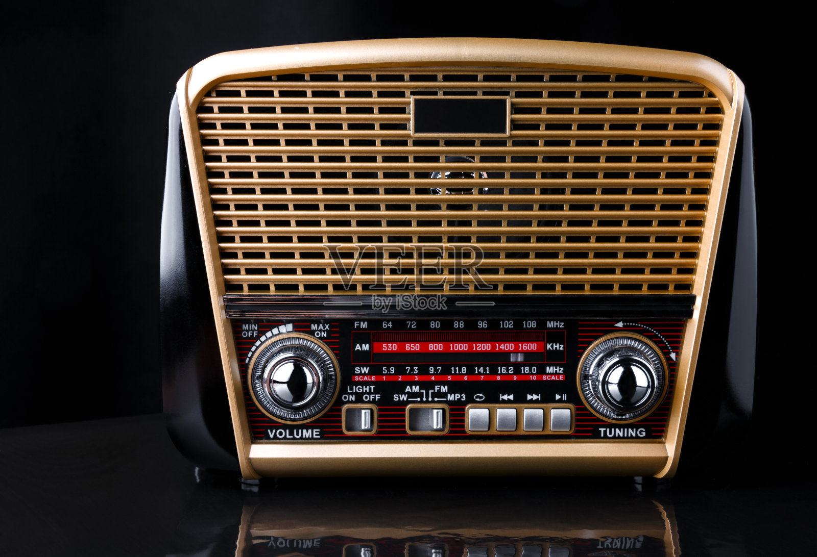 黑色背景上的复古风格无线电接收器和音频播放器照片摄影图片