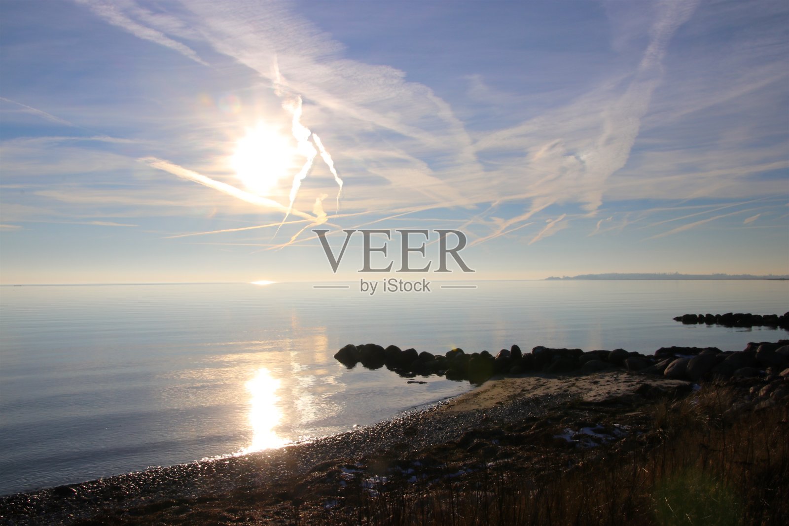 海滩上的下午快结束了照片摄影图片