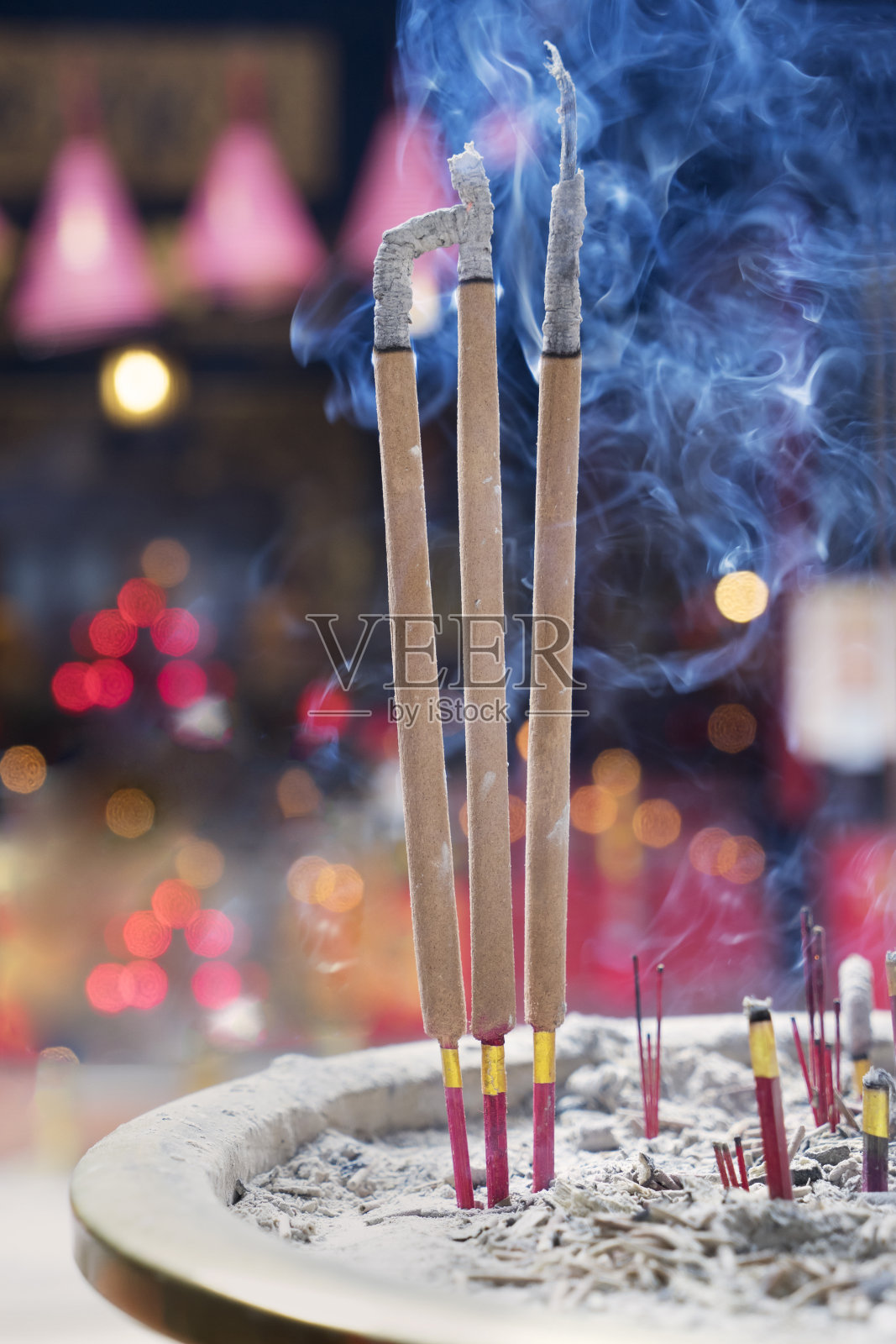 在庙里烧香照片摄影图片