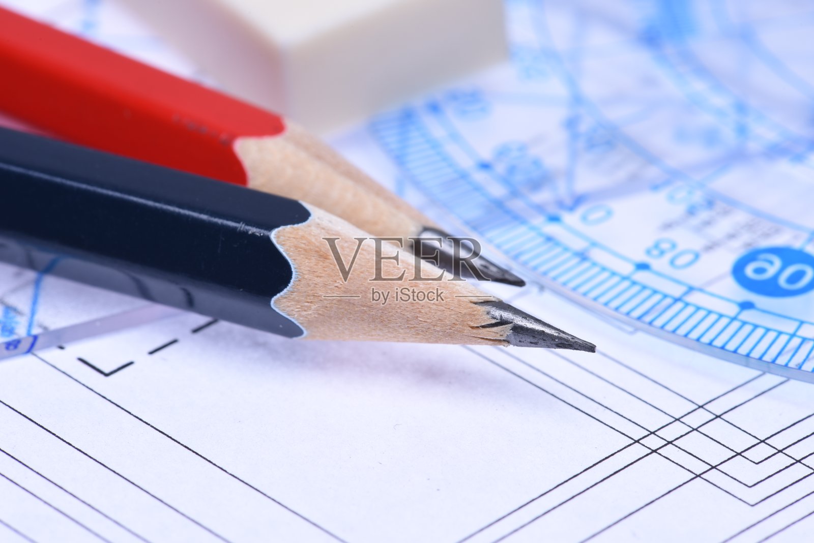 铅笔、尺子和电气方案照片摄影图片