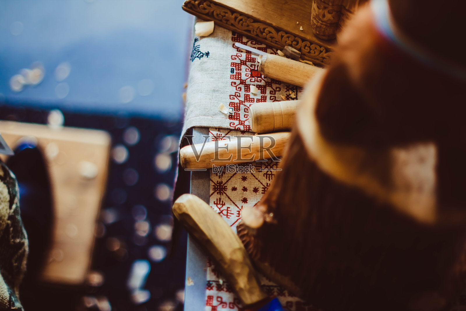 木匠在木雕车间工具照片摄影图片