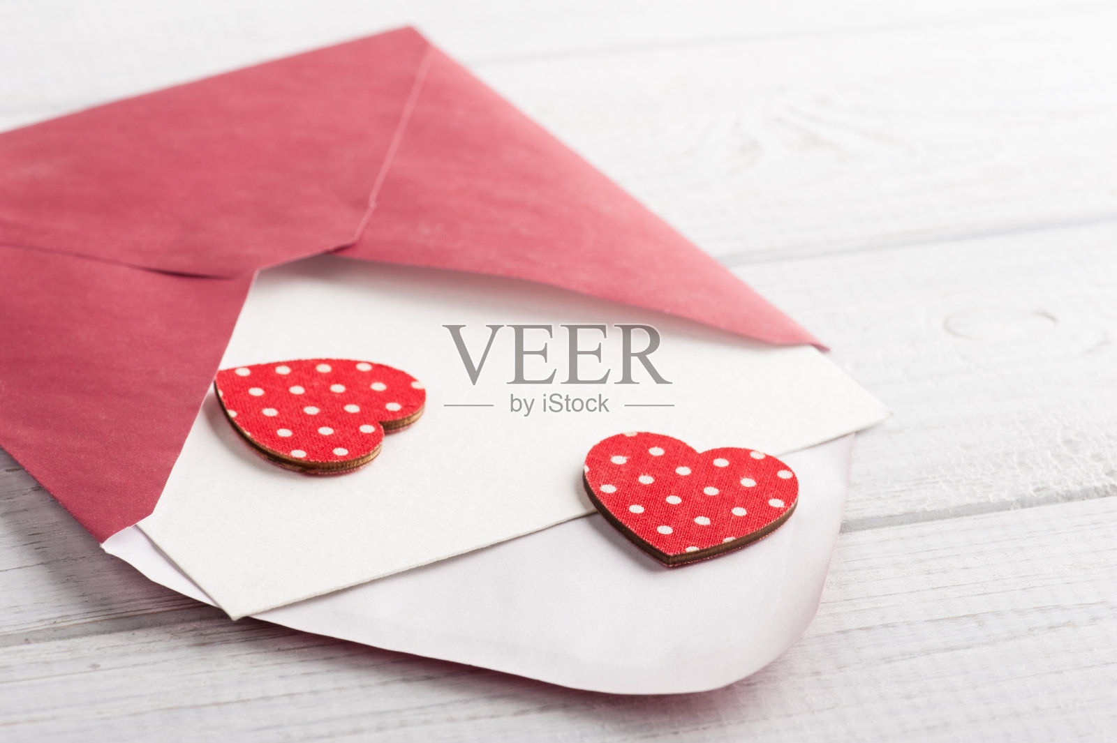 红包里有空纸和红心照片摄影图片