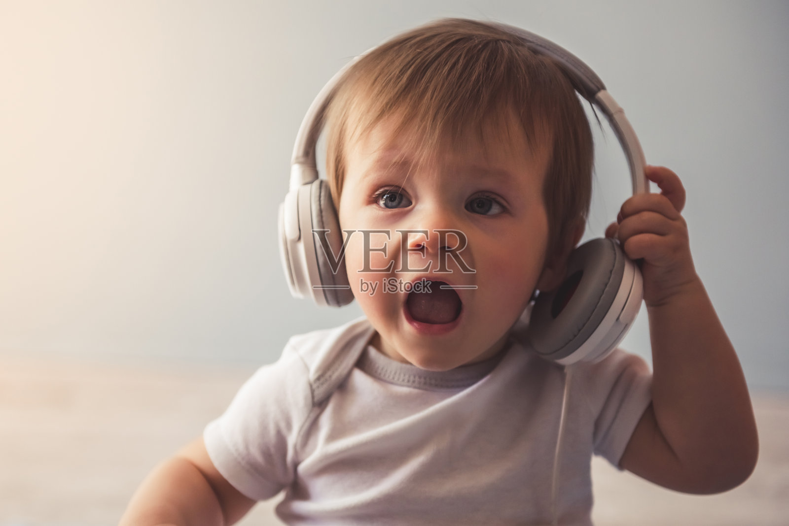 可爱的小男孩照片摄影图片