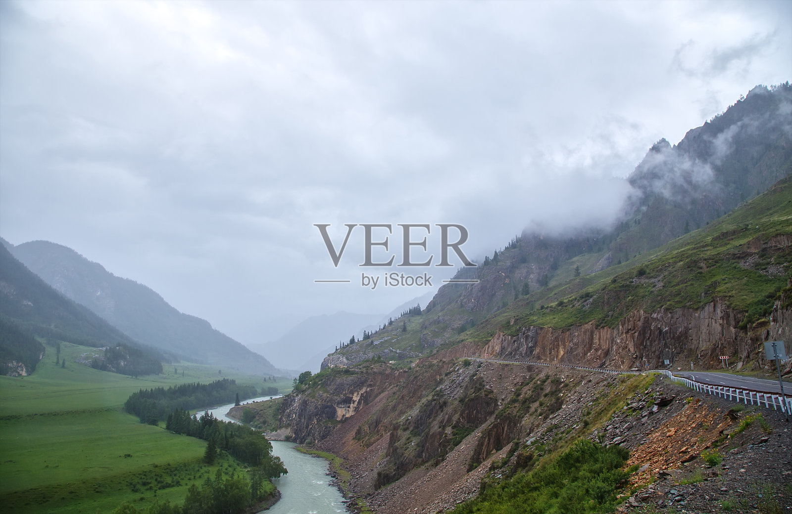 雾在河的山顶山谷照片摄影图片