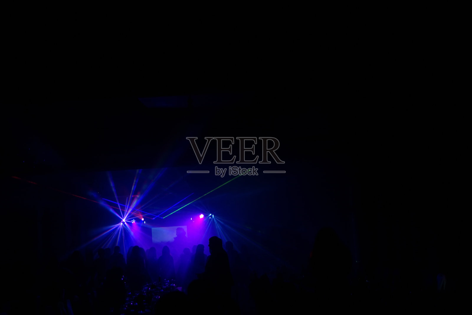 大型音乐会舞台上人们和音乐家的剪影。明亮美丽的光线照片摄影图片