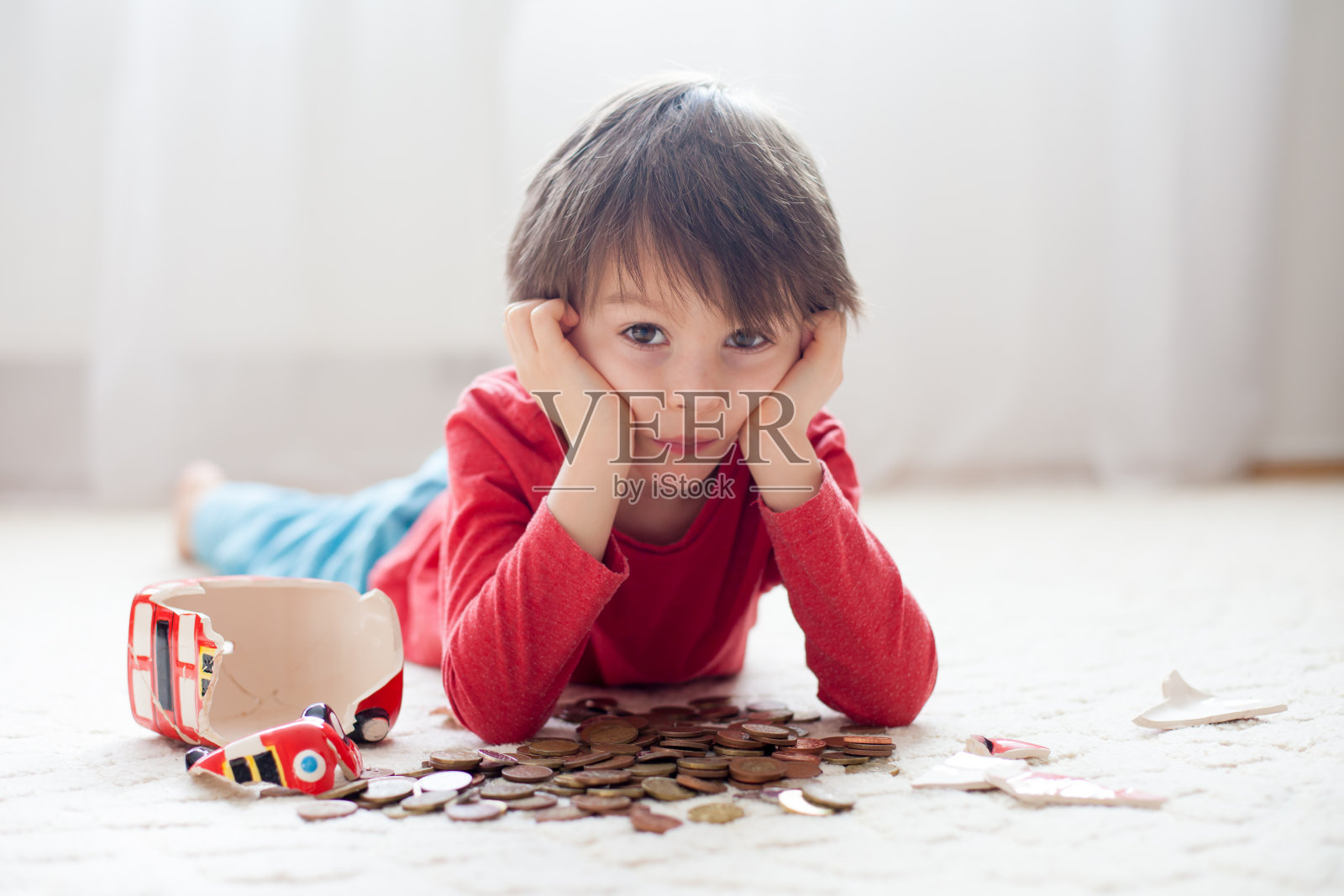 小男孩，打破他的小猪存钱罐买礼物照片摄影图片