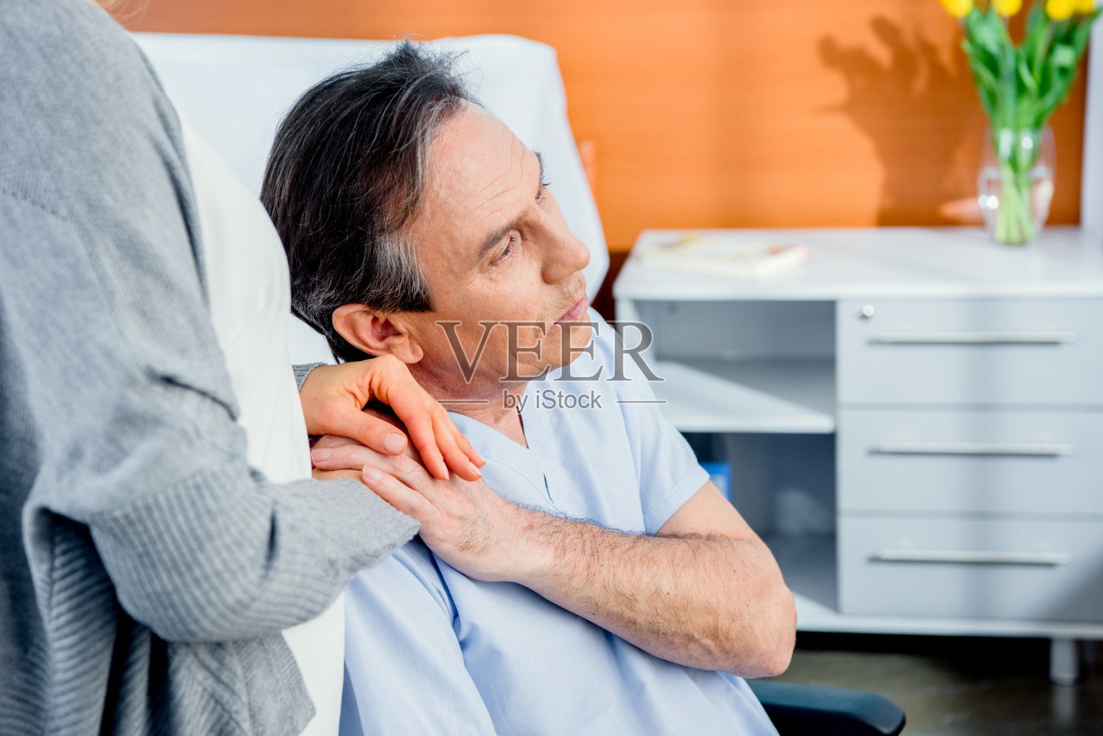 轮椅男人和妻子在医院的房间附近照片摄影图片