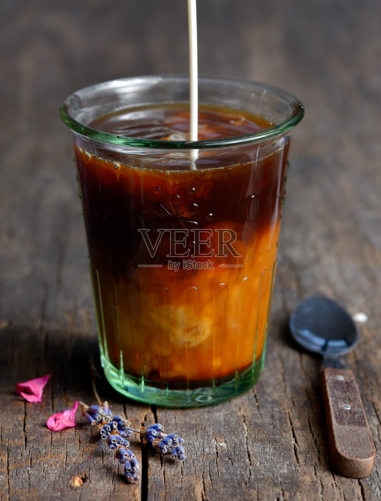 把牛奶倒进一杯黑咖啡照片摄影图片